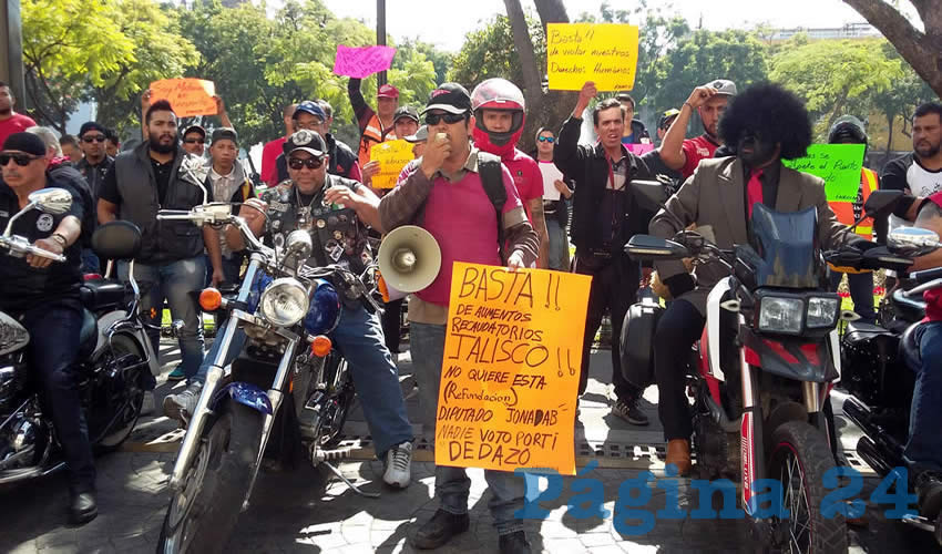 Cientos de motociclistas se plantaron afuera del Congreso local para exigir de nueva cuenta que no les incrementen el refrendo. Sin embargo, la movilización sólo provocó que en el proyecto del presupuesto 2020 se incluya 60% de descuento si presentan licencia y seguro a la hora de pagar, pero al año siguiente no habrá ninguna consideración ni descuento/Fotos: Francisco Tapia