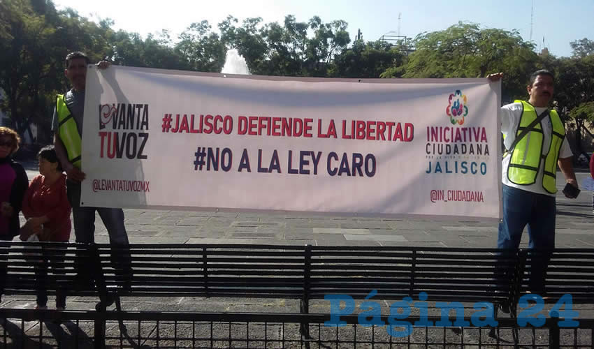 Con consignas como “Ley Caro no es progreso, Caro es perverso”, “Sí a la vida, sí a la familia”, “Gobierno respeta, con mis hijos no te metas”, o “la homosexualidad sí se quita, la heterosexualidad se desarrolla”, grupos en defensa de la familia se manfiestaron contra el fin de las terapias de conversión/Fotos: Francisco Tapia