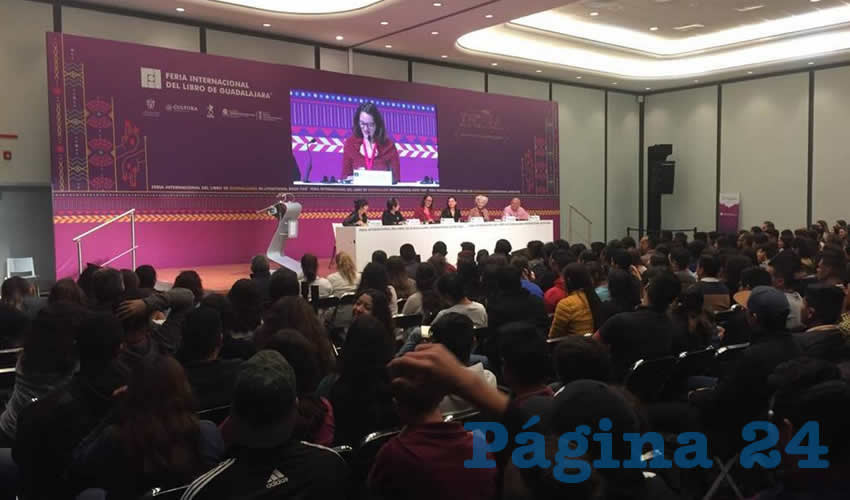 En la charla con jóvenes, la escritora noruega Hanne Ortavik pidió a las manifestantes que no se satanicen la femineidad, sino por el contrario, se goce como parte de la misma naturaleza de la mujer/Foto: Cortesía