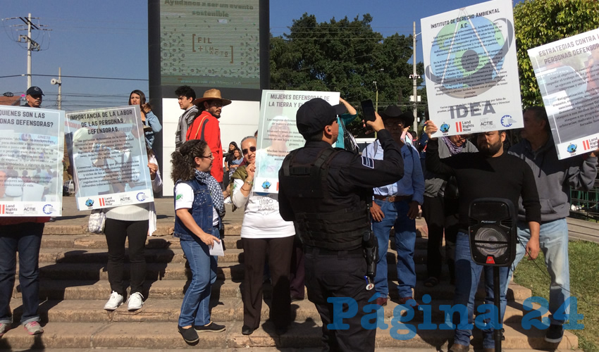 “Aquí están los de San Rafael, los de Arcos de Guadalupe, los de la sierra que están peleando contra las mineras, los del Instituto de derecho ambiental, quienes defendemos el medio ambiente vamos a seguir, por un planeta libre de contaminación”, sentenció la doctora Raquel Gutiérrez Nájera durante la manifestación/Fotos: Rafael Hernández Guízar