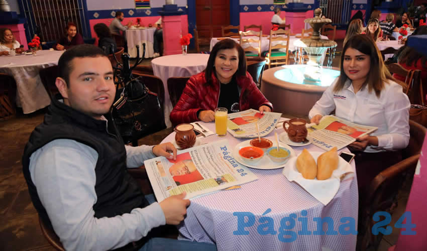 En La Saturnina compartieron el pan y la sal Norberto Medina López, Margarita Gallegos Soto, diputada local; y Claudia García González