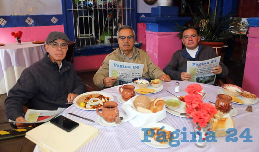 En La Saturnina compartieron el primer alimento del día Rubén Esparza Reyes, Baudelio Esparza Reyes, expresidente Municipal de Asientos; y Raúl Cardona González