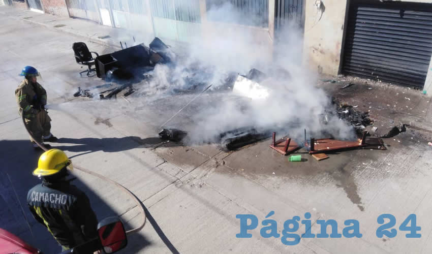 Los muebles y aparatos que fueron envueltos por las llamas, en el fraccionamiento Constituci&oacute;n