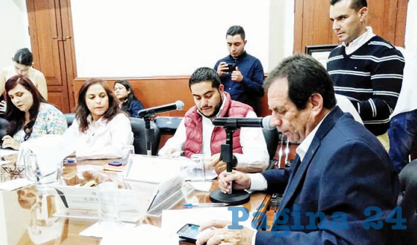 De acuerdo con el diputado Óscar Herrera, se otorgarán alrededor de un millón 300 mil pesos a los 889 empleados de base y supernumerarios, que recibirán un bono de mil 450 pesos cada uno, cantidad que se agrega a lo que se aprobó dar a los sindicatos del Poder Legislativo/ Foto: Francisco Tapia