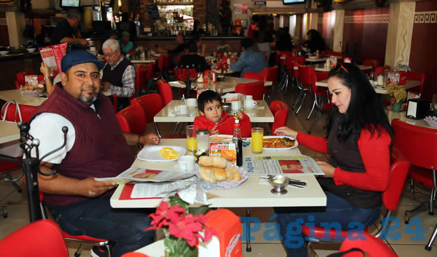En restaurante Mitla desayunaron José Sifuentes, su hijo José Sebastián Sifuentes Valenciano e Isela Valenciano Delgado