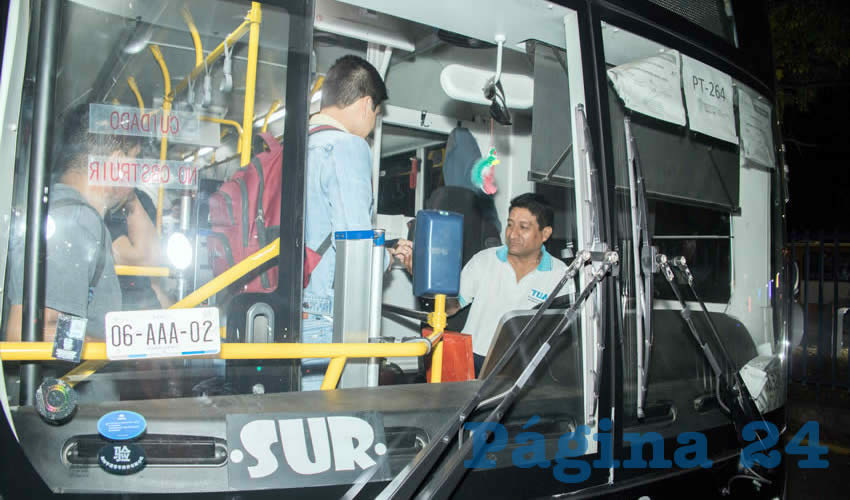 Una vez que los choferes cumple con la certificación, una persona capacitada evalúa a cada uno durante todo un día para supervisar todos los aspectos de su servicio