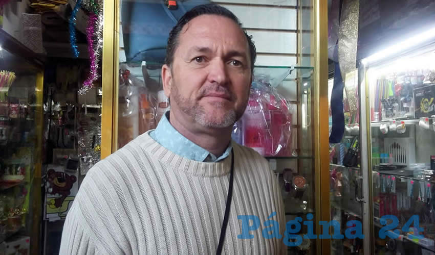 “Tenemos ya un buen, ya pasa de la semana en que hay una situación con el carro de la basura, está bien difícil la cosa porque no pasa y es el amontonadero (sic) de basura sobre basura”, lamentó el señor Claudio, locatario del lugar