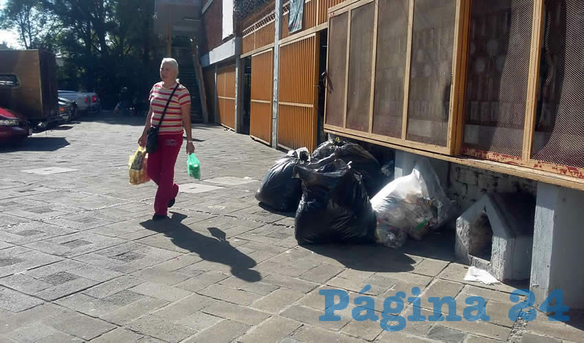 La basura se puede apreciar no sólo en el mercado que se encuentra en la plaza cívica de Miravalle, sino en cada esquina de la misma colonia/Fotos: Francisco Tapia