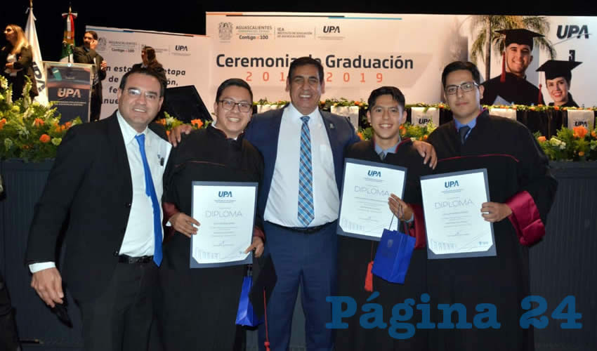 Para concluir la ceremonia de graduaci&oacute;n, se realiz&oacute; la toma de fotograf&iacute;a institucional, donde los egresados de la UPA lanzaron su birrete
