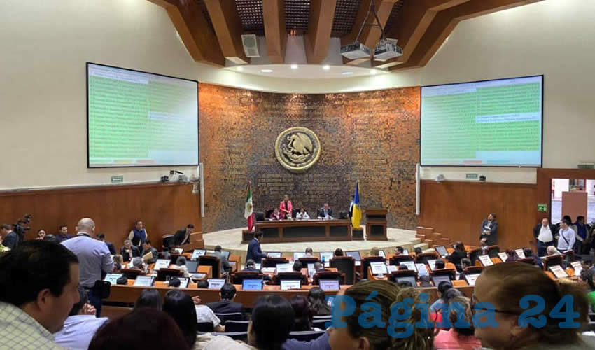 En sesión de pleno del Congreso, diputados dieron luz verde a la Ley de Ingresos 2020, pese a la reticencia de diputadas del PRI, quienes tacharon varios impuestos de recaudatorios; propusieron reducir el cobro, pero no fueron escuchadas. También desde la bancada de Morena se cuestionó el cobro de la verificación y el fondo ambiental, pero no hubo eco/Foto: Francisco Tapia