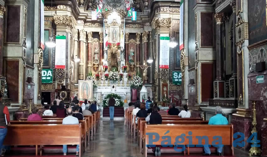 Adentro, ya los fieles visitan la imagen, le rezan y le dejan recuerdos