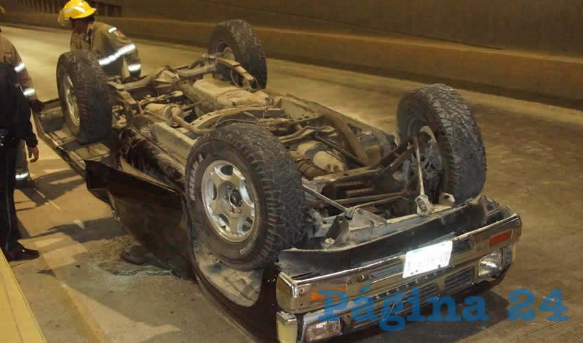 La camioneta chocó y se volcó en el paso a desnivel de bulevar a Zacatecas en su cruce con bulevar Luis Donaldo Colosio