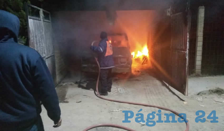 El fuego dañó a dos vehículos en la cochera de un domicilio