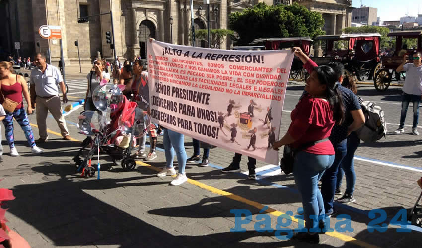 Por más de dos horas, los manifestantes estuvieron en las afueras de la presidencia municipal tapatía/Fotos: Francisco Tapia