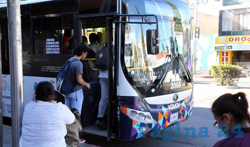 Una de las fallas constantes en el transporte público sigue siendo el tiempo de espera (Foto: Eddylberto Luévano Santillán)