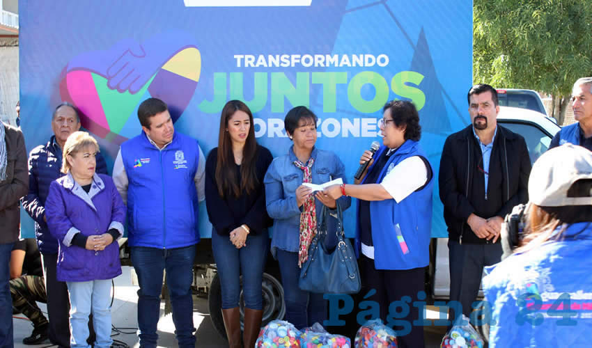 Se entreg&oacute; a los vecinos de la colonia Vicente Guerrero ropa, calzado, medicamento, vivieres y cobijas