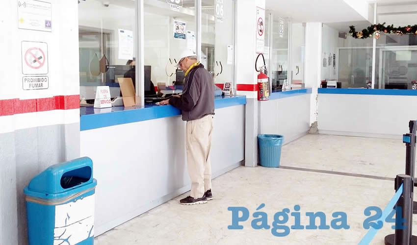 Varias personas entrevistadas afuera de las oficinas centrales del SIAPA denunciaron que de forma inesperada –y sin cambiar su modo de vida– les aumentaron increíblemente el cobro por el agua en sus recibos/Foto: Francisco Tapia
