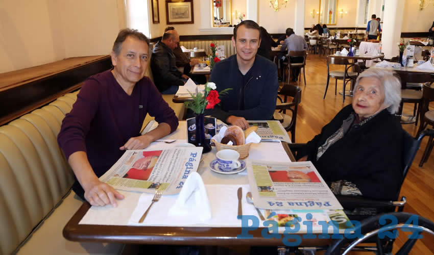 En Sanborns Francia compartieron el pan y la sal Abelardo López Villalobos, Jesús Enrique Padilla López y María de la Paz Villalobos Escalante