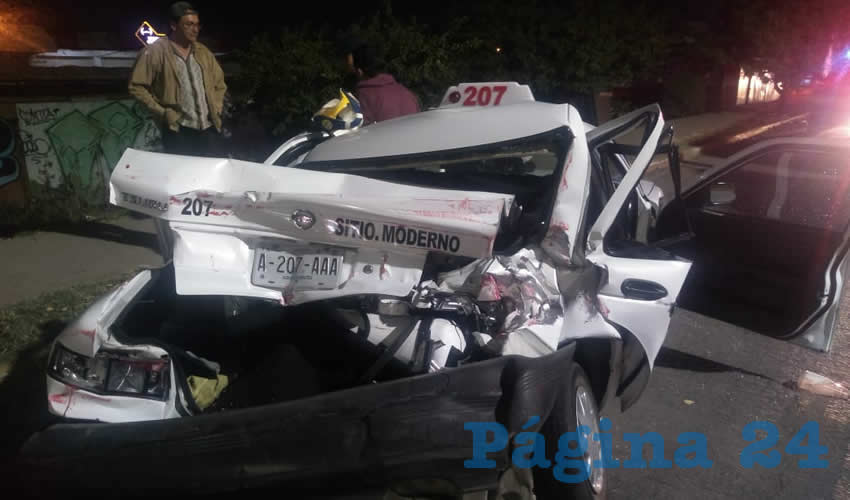 El vehículo de alquiler quedó totalmente destrozado en su parte posterior