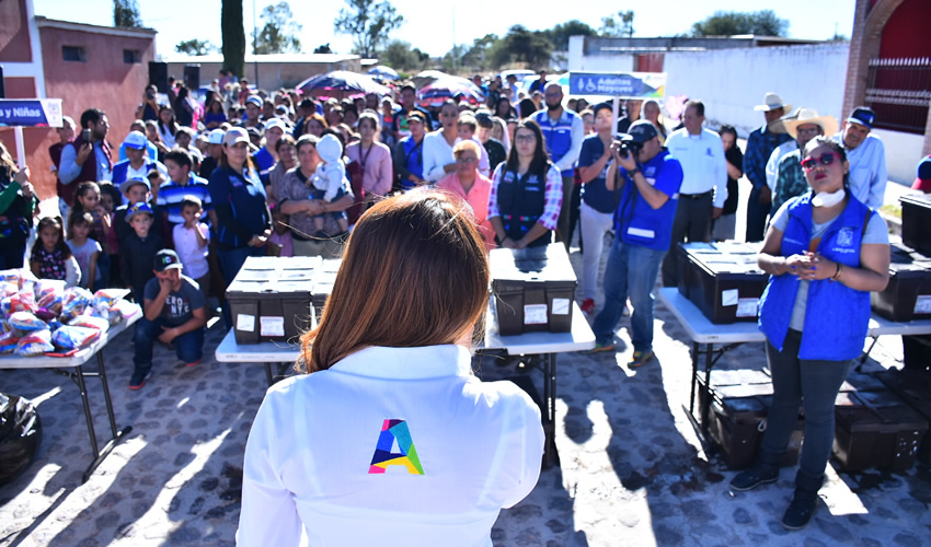 Durante el recorrido, la alcaldesa estuvo acompañada de la diputada Mónica Becerra, así como de regidores y miembros de su gabinete