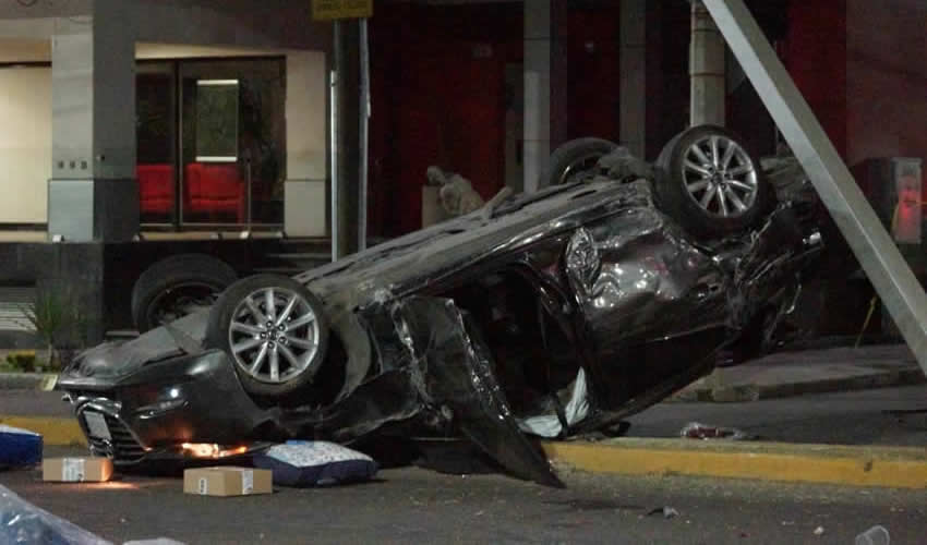Sobre el bulevar Luis Donaldo Colosio qued&oacute; destrozado el auto Mazda que conduc&iacute;a el hoy occiso Ezequiel Sahid Salado Yaver