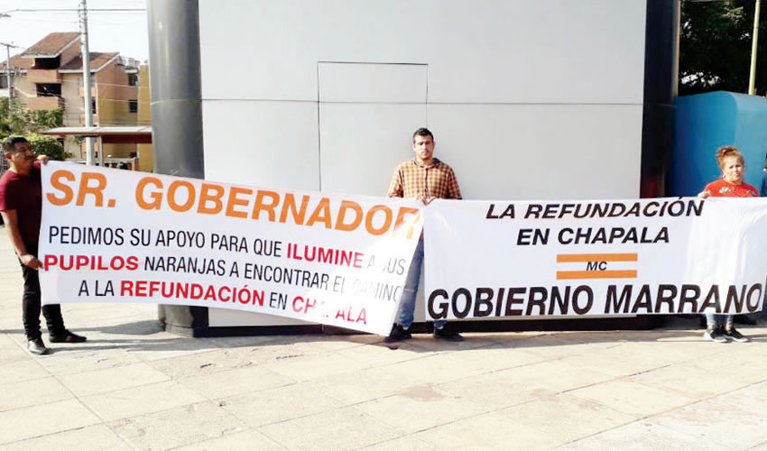 Trabajadores municipales de Chapala cerraron “por motivos políticos” un local de bebidas preparadas ubicado en el malecón; tras el hecho los comerciantes protestaron e incluso el alcalde dijo que los recibiría para tratar el tema, pero al día de hoy esto no ha ocurrido/ Foto: Especial