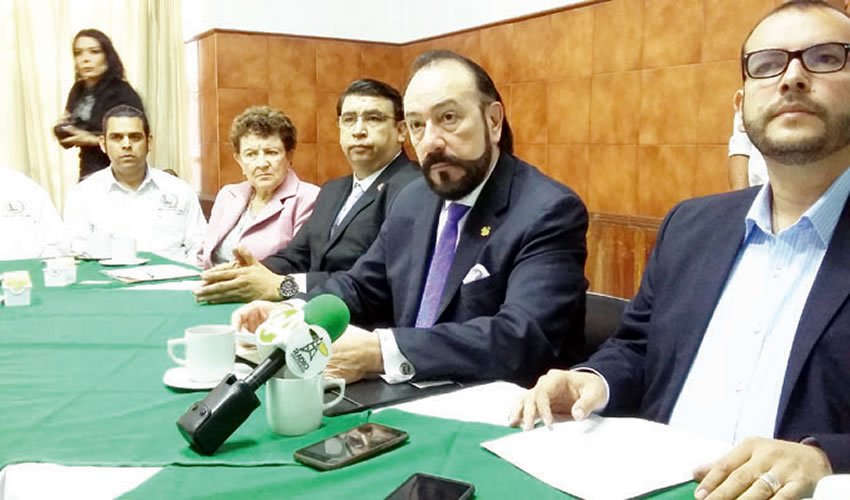 José de Jesús Colón Pérez, el único neurólogo del turno vespertino de pediatría en el Centro Médico, fue hostigado laboralmente por sus superiores porque sacó a la luz pública la falta de equipo e insumos para atender a sus pacientes. Además, lo discriminaban por padecer esclerosis múltiple/Foto: Francisco Tapia
