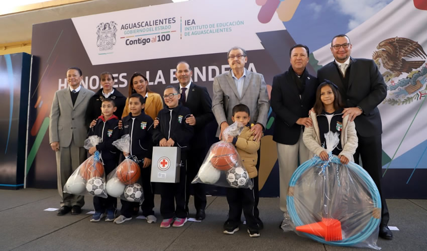 Se entregó un reconocimiento a la escuela por su aniversario número 80 y se realizó un homenaje a egresados y precursores de este plantel