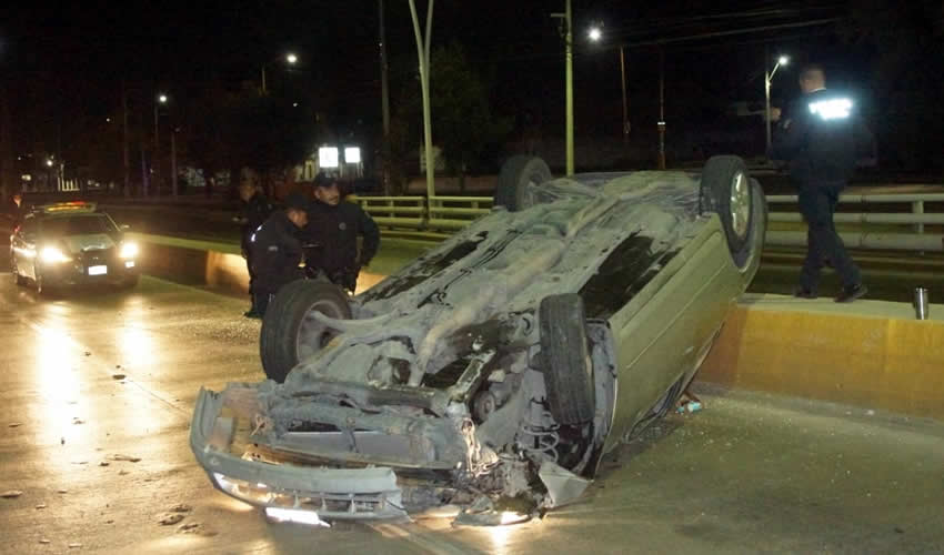 Así quedó el vehículo Nissan Áltima que manejaba el alcoholizado Juan Pablo Castañeda Pacheco, de 29 años de edad