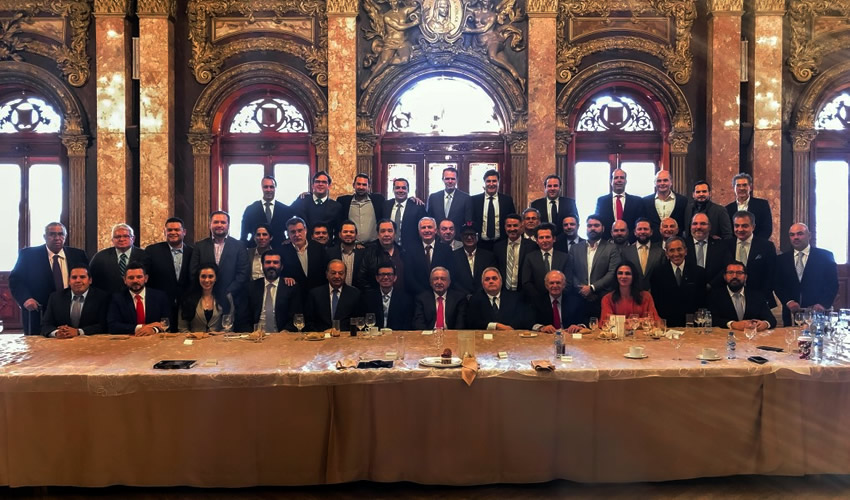 El presidente de la República, Andrés Manuel López Obrador se reunió con dueños de los equipos del beisbol mexicano (Foto: Cortesía/Twitter @lopezobrador_)