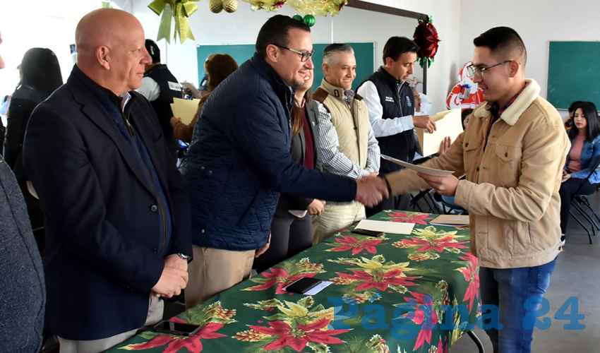 Los alumnos que fueron seleccionado recibieron un apoyo de 2 mil 500 pesos mensuales, para poder continuar sufragando sus estudios sin ningún contratiempo