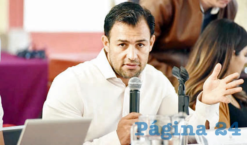 De acuerdo con el diputado emecista Jonadab Martínez, los conductores “tienen dudas sobre todo en los beneficios que van a recibir y en el pago electrónico; cuándo empezará a operar, cómo será, si serán todas las empresas al mismo tiempo”/Foto: Francisco Tapia