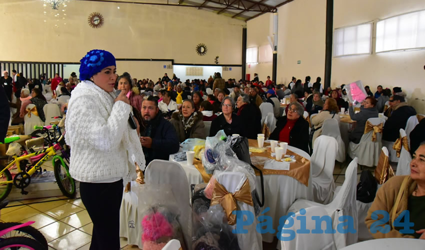 Abuelitas del Club de la Tercera Edad de Haciendas de Aguascalientes regalaron a la alcaldesa ropa y accesorios que tejieron con el coraz&oacute;n para ella