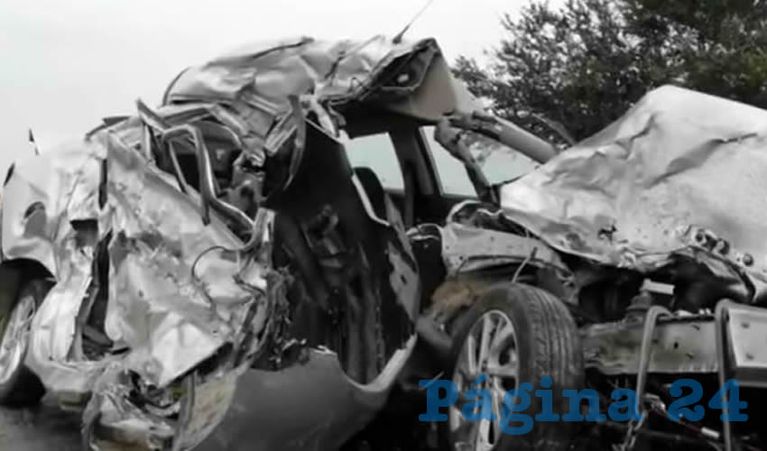 El exceso de velocidad hizo que el conductor de un auto Aveo perdiera el control, terminando en el carril contrario donde un camión de transporte lo impactó/Foto: Especial