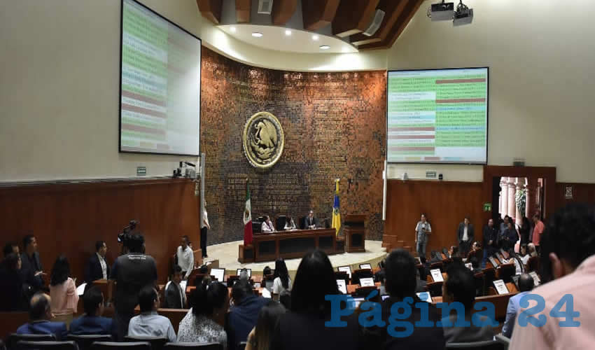 Con los días inhábiles decretados por los diputados, en teoría se eliminarán las “guardias” del personal del legislativo y diputados locales, por lo que las puertas del Congreso de Jalisco se cerrarán para todos/Foto: Francisco Tapia