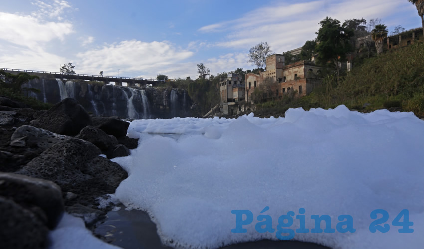 Si alcaldes permiten todavía que fábricas hagan descargas sin haber tratado antes el agua, de poco servirá que le entren al saneamiento de la cuenca Lerma-Chapala-Santiago, criticó Enrique Lira, activista de la Unión de Pueblos de la cuenca Lerma-Chapala-Santiago/Fotos: Cuartoscuro