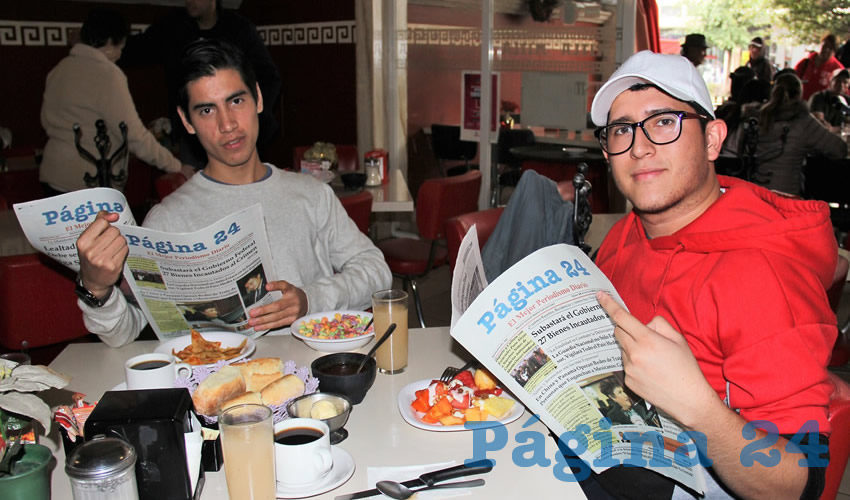Héctor López y Efraín Martínez desayunaron en el Restaurante Mitla