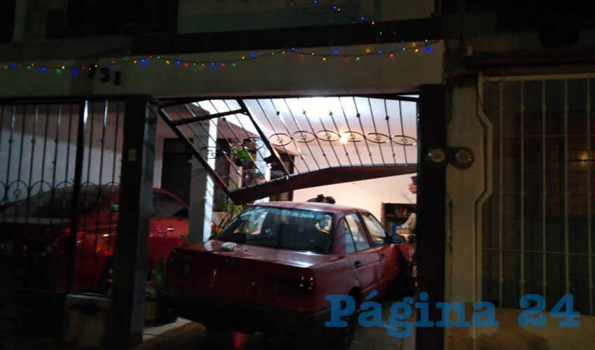 El auto Nissan Tsuru terminó dentro de la cochera luego de embestir el barandal