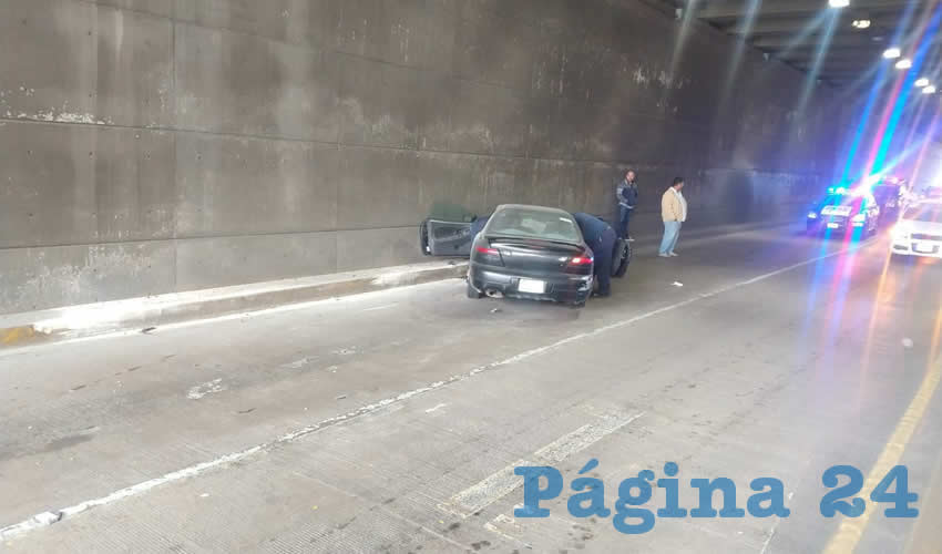 Adriana estampó su auto en el paso a desnivel de avenida Aguascalientes oriente en su cruce con avenida Tecnológico
