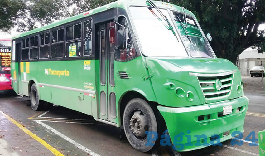 La misma gata pero revolcada… En este caso, el mismo camión desvencijado pero pintado de verde chillón, color “Mi Transporte”; parece que ya con eso pueden cobrar la tarifa de modernizados: “Ya ni la chingan, no ajusta”, reviran los usuarios/Fotos: Francisco Tapia