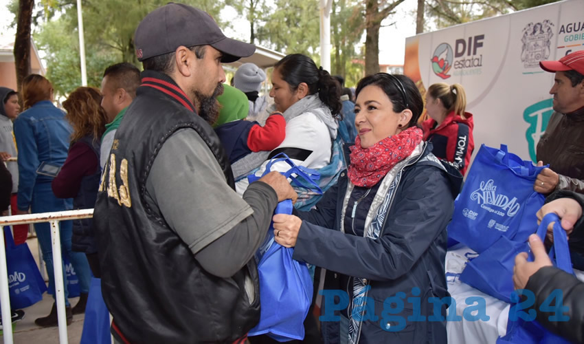 La presidenta del DIF Estatal, Yolanda Ramírez de Orozco, inició la gira Navidad Contigo al 100, en la cual visitará varias colonias de la ciudad capital para entregar de manera gratuita dos mil pavos