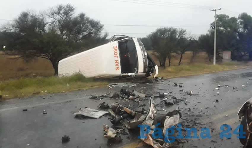 Una &ldquo;combi&rdquo; se volc&oacute; tras la pavorosa colisi&oacute;n frontal, en la carretera federal 45 norte