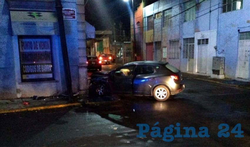 El auto Seat Ibiza terminó estrellado en la fachada de un negocio, en el cruce de las calles Hornedo y 16 de Septiembre