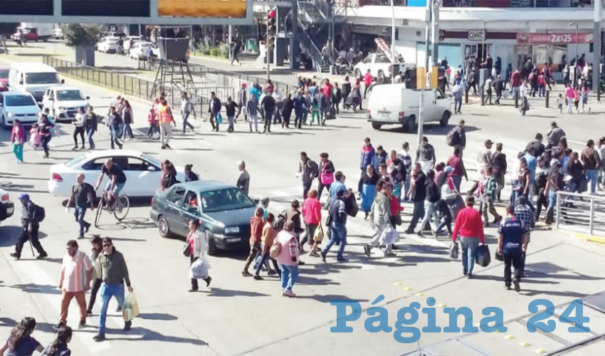 Caos vial y calles repletas de personas buscando obsequios o insumos para preparar la cena navideña; se prevé que hoy la ciudad esté igual o más saturada, cuando los últimos hagan lo respectivo/Foto: Francisco Tapia