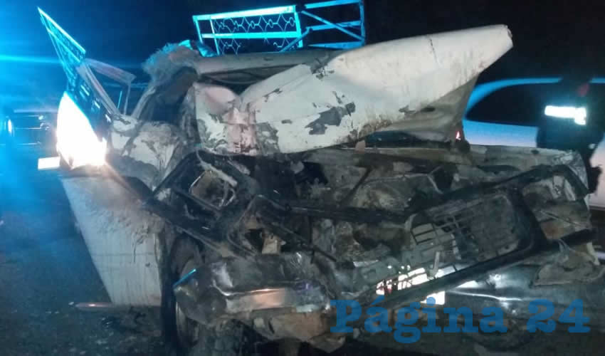 Una de las dos camionetas, la cual quedó destrozada de su parte frontal