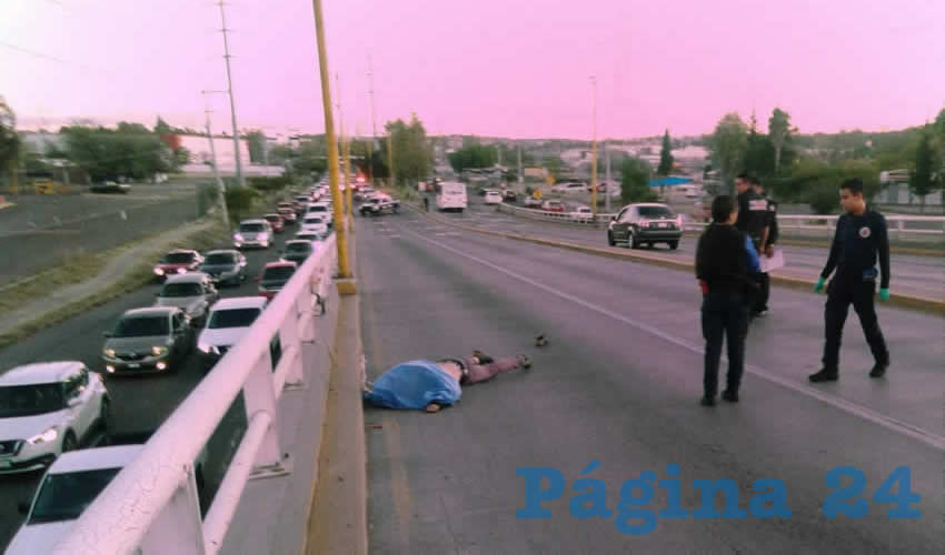 El sujeto, aún no identificado, falleció al chocar en el puente de avenida Aguascalientes oriente, en su cruce con avenida Alameda