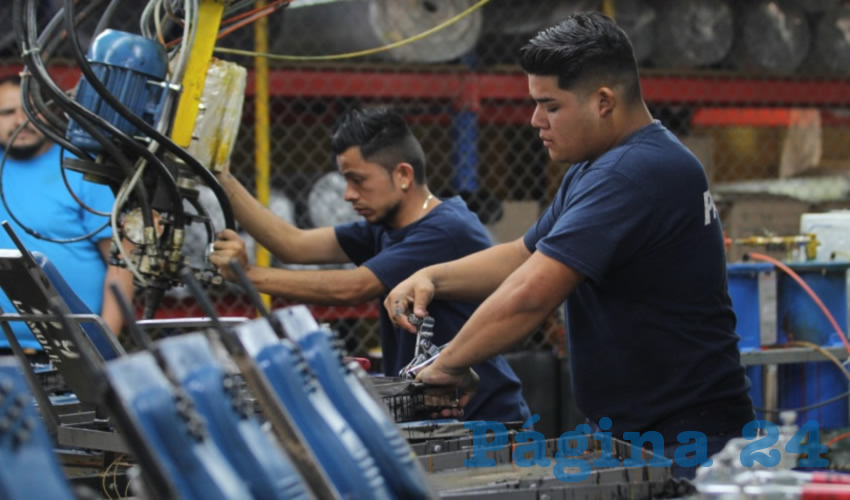 Según el informe del Coneval, en el primer trimestre de 2020, si bien un 35.7% de los mexicanos todavía recibía un ingreso laboral inferior al costo de la canasta alimentaria, esta tasa implica una reducción de 6.6% respecto a 2014