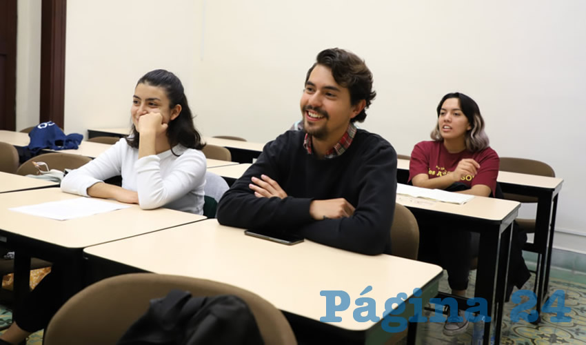 El estudiante debe reunir conocimientos adquiridos en el aula de manera presencial, y otros extra&iacute;dos de su interacci&oacute;n con material multimedia 