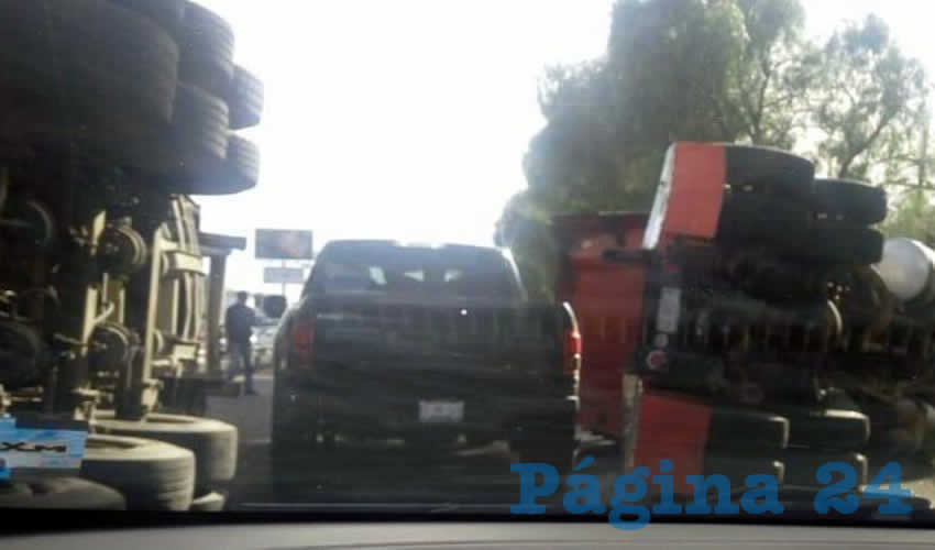 El tráiler y el contenedor que contenía chatarra, quedaron volcados uno junto al otro