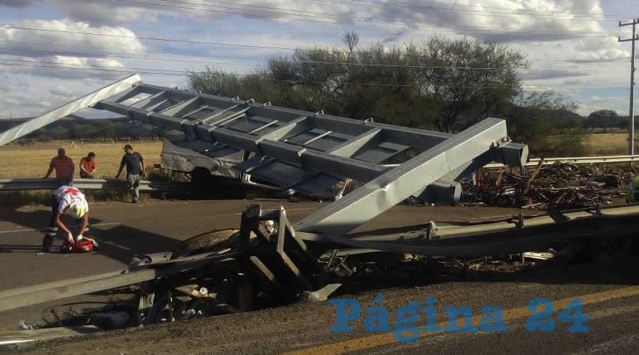 En los carriles sur-norte, el señalamiento elevado bloqueó el paso tras ser embestido por el tractocamión